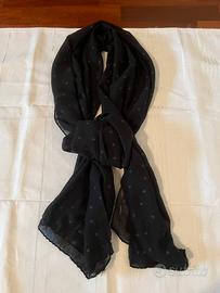 Sciarpa nera con cuori grigi