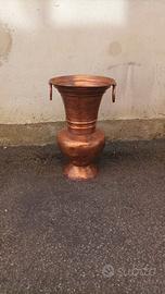 Grande vaso in rame battuto con manici
