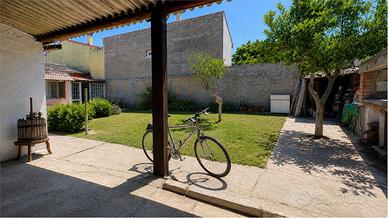 Casa indipendente con giardino e garage.