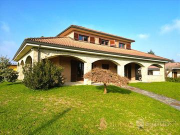 Villa di 500 m² con più di 5 locali e box auto dop