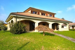 Villa di 500 m² con più di 5 locali e box auto dop
