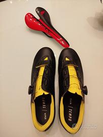 scarpe e sella da ciclismo