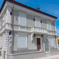 Nuovo, ampio, centrale, con posto auto