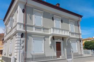 Nuovo, ampio, centrale, con posto auto