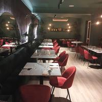 Tavolo in pietra effetto marmo lucido