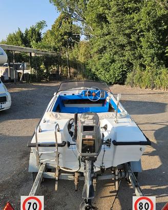 Barca a motore e carrello