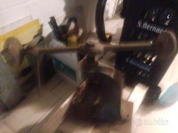 Vecchio bilanciere da officina.