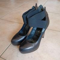 Décolleté Kammi in pelle nera con fasce elastiche