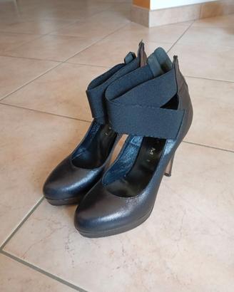 Décolleté Kammi in pelle nera con fasce elastiche