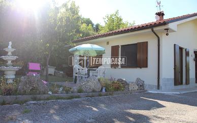 SOLUZIONE INDIPENDENTE CON GARAGE E CORTE PRIVATA