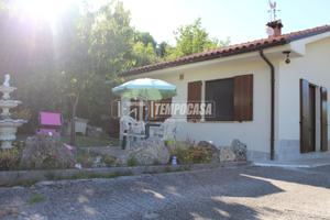 SOLUZIONE INDIPENDENTE CON GARAGE E CORTE PRIVATA