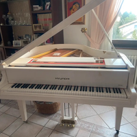 Pianoforte bianco a mezza coda