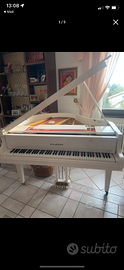 Pianoforte bianco a mezza coda