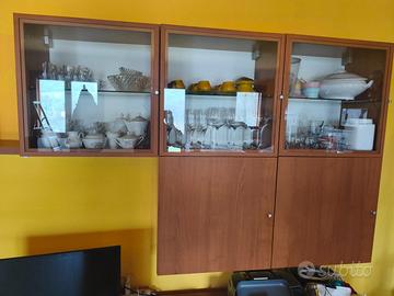 Mobile con ante e cassetti