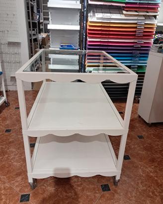 scaffali e tavoli e altri espositori per negozio