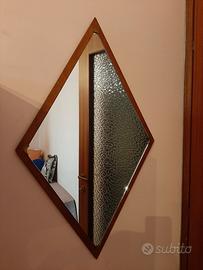 Specchiera a forma di rombo.