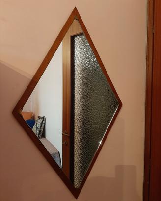 Specchiera a forma di rombo.