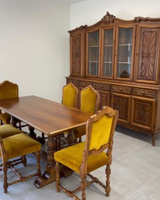  armadio e tavolo con sedie 