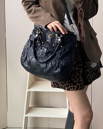 Prada Gaufre in pelle nera con tracolla originale