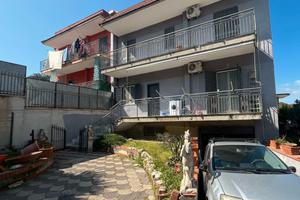 Pianura- villa con giardino, box e cantina