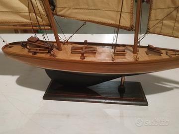 Barca a vela in miniatura