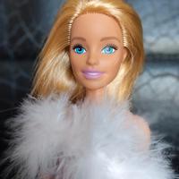 Barbie bionda con abito natalizio