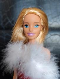 Barbie bionda con abito natalizio