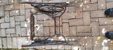 vecchio mobile in metallo della Singer