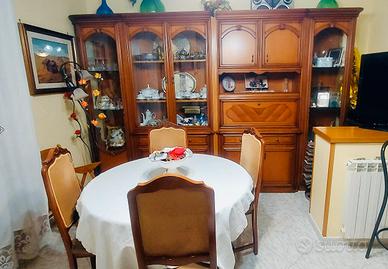 Elegante mobile da soggiorno in legno massello