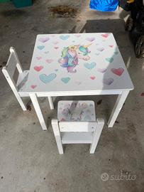 Tavolo in legno con sedie