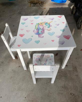 Tavolo in legno con sedie