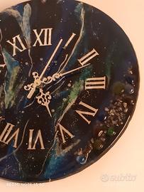 Orologio in resina epossidica fatto a mano