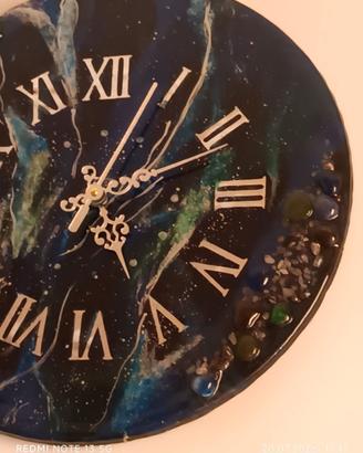 Orologio in resina epossidica fatto a mano