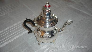 Teiera in argento in stile arabeggiante