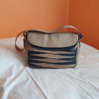 Borsa in pelle beige e blu. 