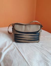 Borsa in pelle beige e blu. 