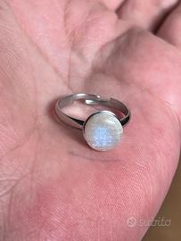 Anello con pietra di luna naturale