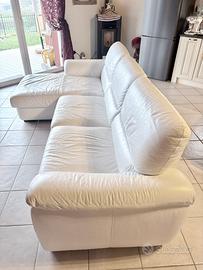 divano in pelle bianca