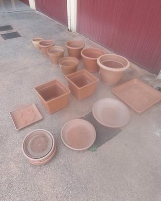 9 Vasi Plastica e Terracotta 