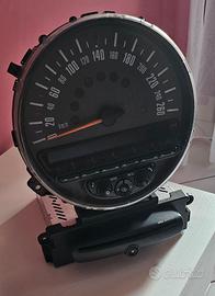 Tachimetro completo di plancia radio e cd.