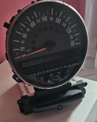 Tachimetro completo di plancia radio e cd.