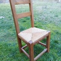 Stock di sedie robuste in legno con sed. In paglia