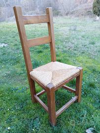 Stock di sedie robuste in legno con sed. In paglia