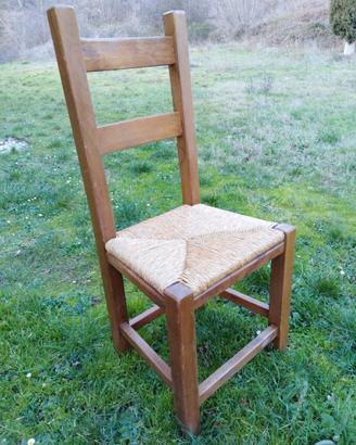 Stock di sedie robuste in legno con sed. In paglia