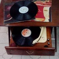 Tavolino con giradischi amplificato.