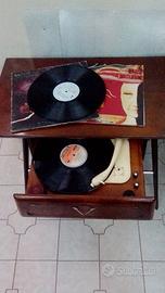Tavolino con giradischi amplificato.