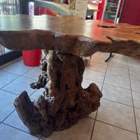 Radice in legno trasformata in tavolo