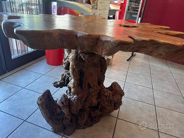 Radice in legno trasformata in tavolo