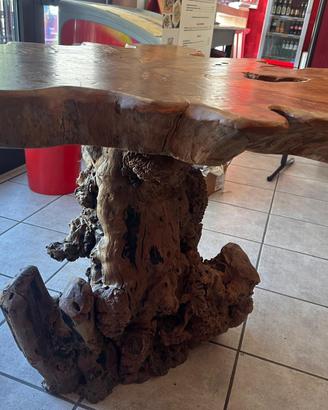 Radice in legno trasformata in tavolo