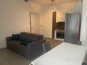 Via Bertoni: Camera arredata di nuovo